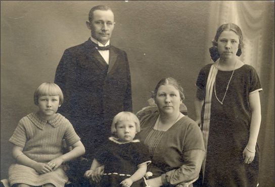 The Askerød family, St. Marie gate 50, Sarpsborg.
Birit, father Axel, Kari born 1923, mother Polly (Klara Pauline Jensen) and Randi, b. 1910, who moved to Little Neston, England and has a large family there. Photo approx. 1925                                              